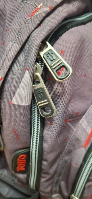 Mochila escolar Toto con ruedas. No se envía.