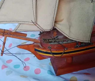 Maqueta de velero de madera