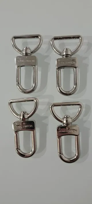 Mosquetones Louis Vuitton plateados (4 unidades)