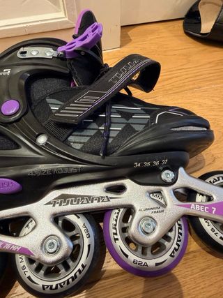 Patines en línea negros y morados