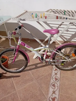 Bicicleta infantil rosa y blanca