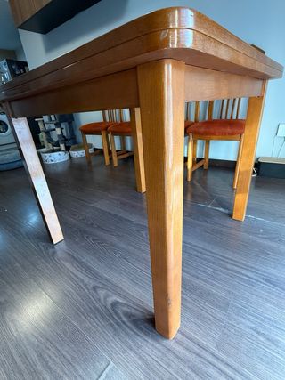 Mesa de comedor de madera