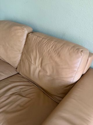 Divano in pelle marrone con poltrone ribaltabili