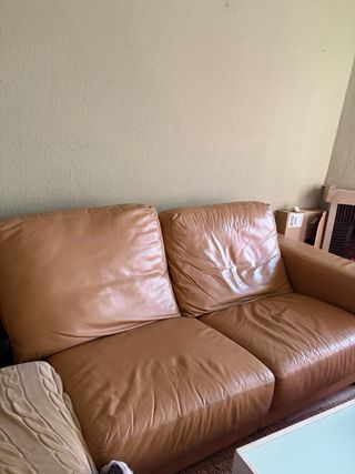 Divano in pelle marrone con poltrone ribaltabili