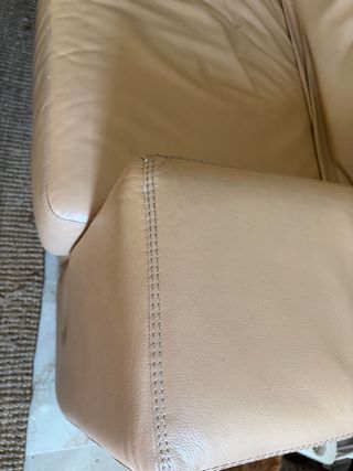 Divano in pelle marrone con poltrone ribaltabili