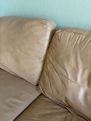 Divano in pelle marrone con poltrone ribaltabili