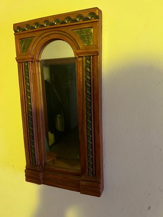 Espejo de madera con detalles dorados