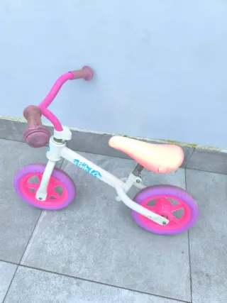 Bicicleta sin pedales Chicco rosa y blanca