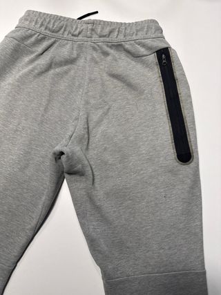 Pantalón gris Nike Tech Fleece