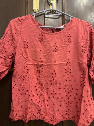 Camiseta granate con bordados