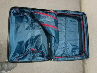 Maleta  azul de viaje.