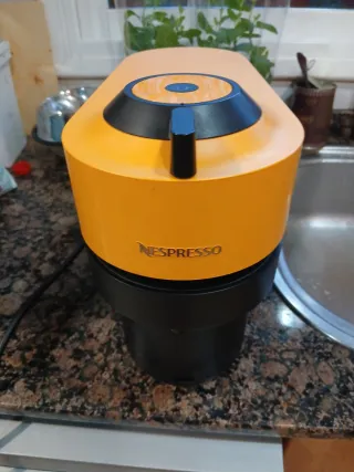 Cafetera Nespresso Naranja y Negra negociable