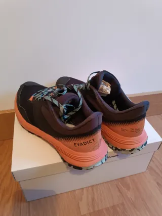 Zapatillas deportivas negras y rosas.