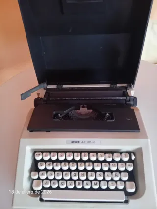 Máquina de escribir Olivetti Lettera 40