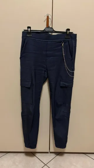 Pantaloni cargo effetto jeans blu con catena