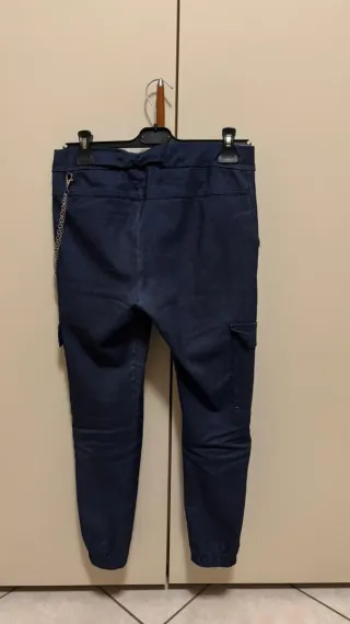 Pantaloni cargo effetto jeans blu con catena