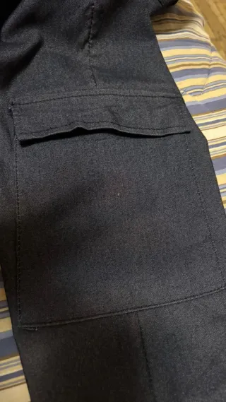 Pantaloni cargo effetto jeans blu con catena