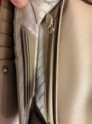 Cartera DKNY Roja con Tachuelas