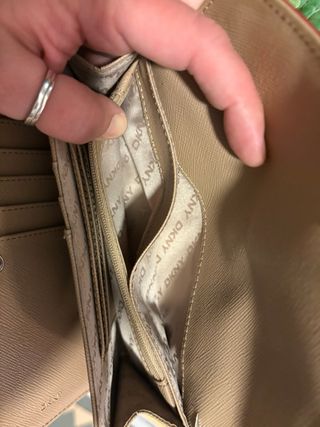 Cartera DKNY Roja con Tachuelas