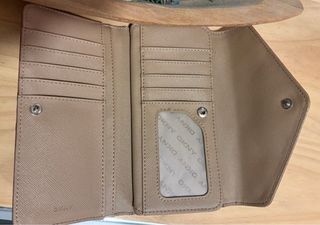 Cartera DKNY Roja con Tachuelas