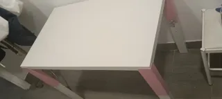 Escritorio regulable altura blanco y rosa