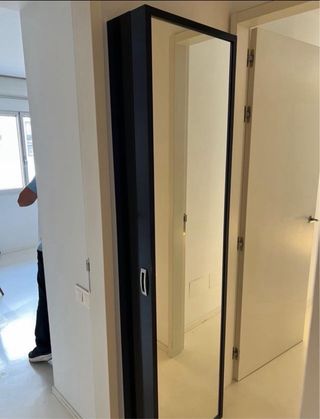 Espejo negro con zapatera integrada