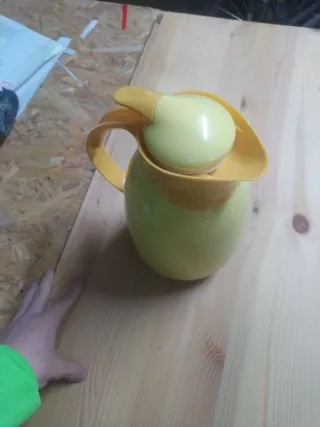 Termo amarillo y tapa