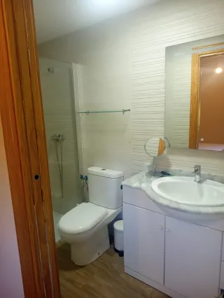 Se alquila habitación para chica sola 300