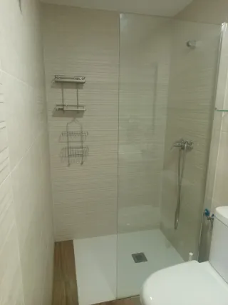 Se alquila habitación para chica sola 300