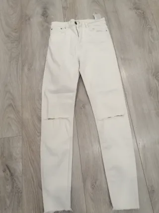 Pantalón blanco Zara chica
