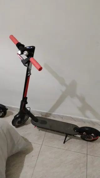 Patinete eléctrico rojo y negro