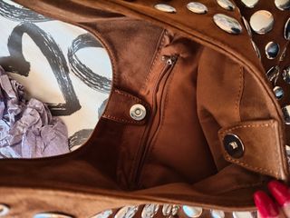 Bolso marrón con tachuelas plateadas