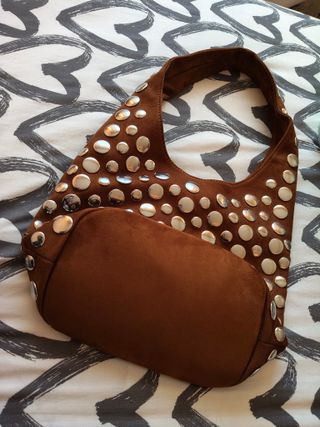 Bolso marrón con tachuelas plateadas