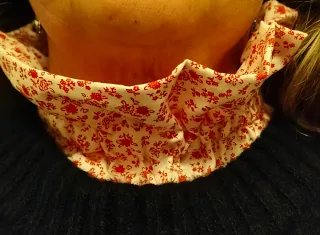 Cuello tela floral bajo jersey
