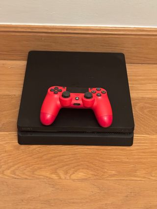 Consola PS4 con mando rojo