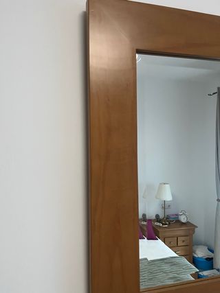 Cómoda de madera con espejo