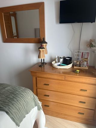 Cómoda de madera con espejo