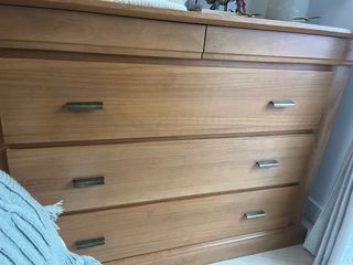 Cómoda de madera con espejo