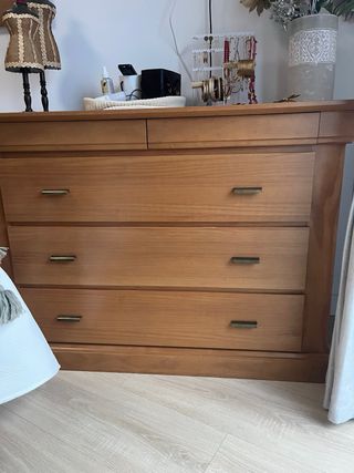 Cómoda de madera con espejo