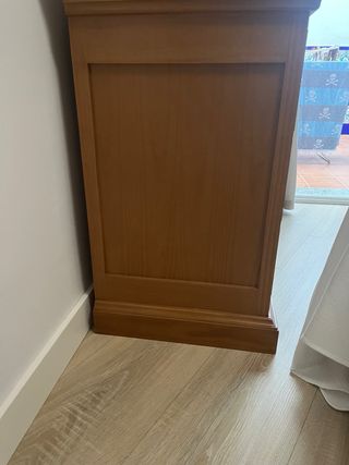 Cómoda de madera con espejo