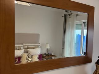 Cómoda de madera con espejo