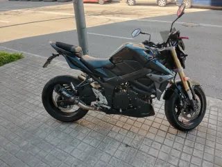 Suzuki GSR 750 vendo o cambio