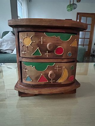 Mueble de madera con 2 cajones.