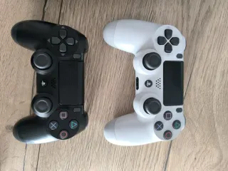 Consola PS4 con 2 mandos y 3 juegos
