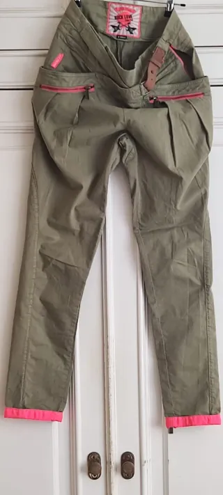 Pantalón verde caqui con detalles rosa fluor