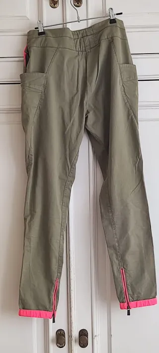 Pantalón verde caqui con detalles rosa fluor