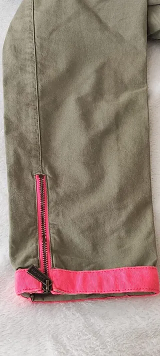 Pantalón verde caqui con detalles rosa fluor