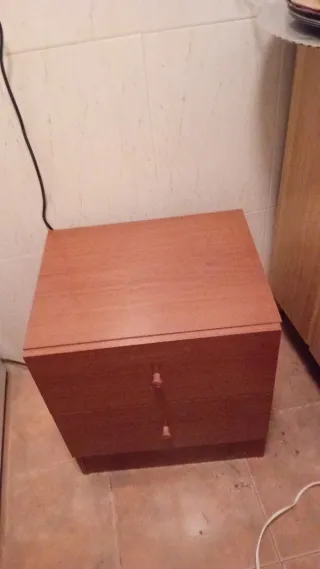 Cabecero, somier y mesita de madera.