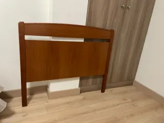 Cabecero, somier y mesita de madera.