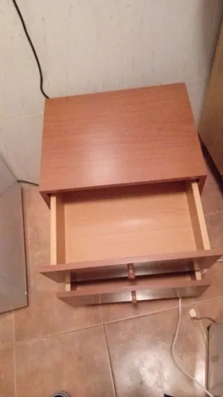 Cabecero, somier y mesita de madera.